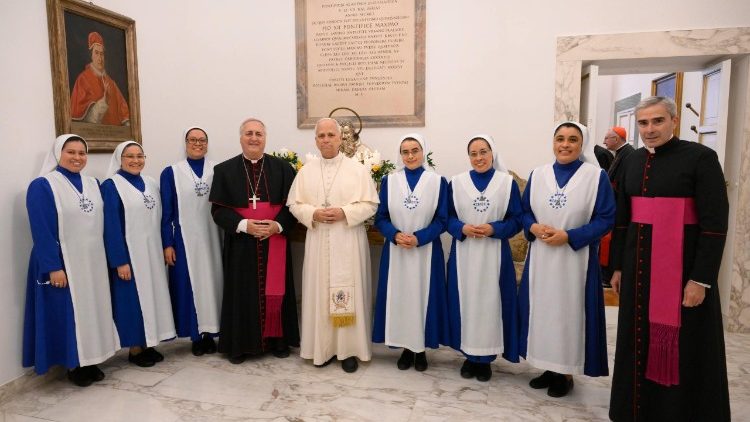 Il saluto alle suore della Comunit&agrave; apostolica di Maria sempre Vergine