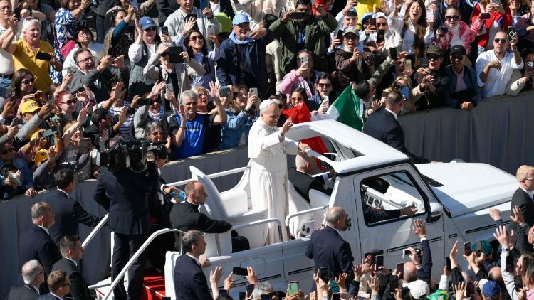 Miles de fieles participaron en la Audiencia General del mi&eacute;rcoles en la Plaza de San Pedro