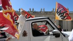 Leone XIV giunge in piazza San Pietro in papamobile tra le bandiere degli Sbandieratori e Musici "Federiciani" Puer Apuliae.