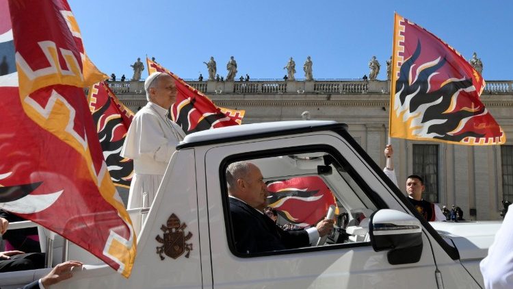 Leone XIV giunge in piazza San Pietro in papamobile tra le bandiere degli Sbandieratori e Musici "Federiciani" Puer Apuliae.