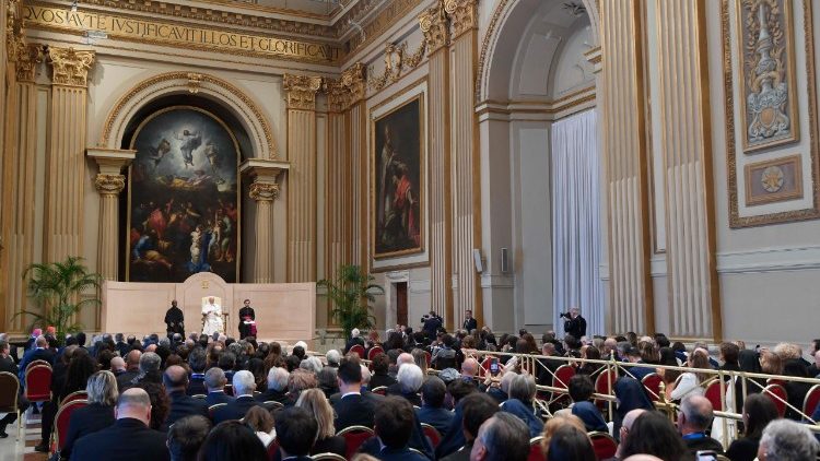 Le Pape recevant en audience les employ&eacute;s de la Conf&eacute;rence &eacute;piscopale italienne, samedi 2 mai 2026.  