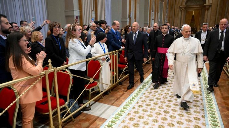 Le Pape recevant en audience les employ&eacute;s de la Conf&eacute;rence &eacute;piscopale italienne, samedi 2 mai 2026.  