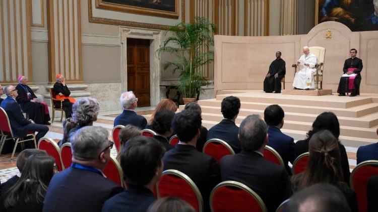 Le Pape recevant en audience les employés de la Conférence épiscopale italienne, samedi 2 mai 2026.  