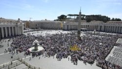 Crowds in Saint Peter's Square for the Sunday Regina Caeli and blessing