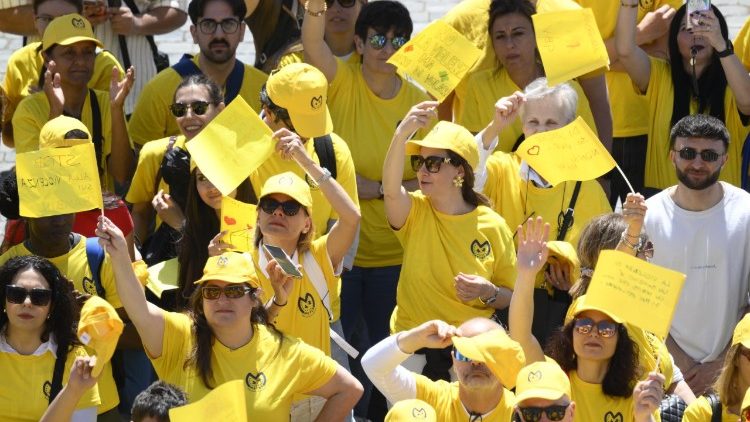 Jovens fi&eacute;is na Pra&ccedil;a S&atilde;o Pedro rezam o Regina Caeli com o Papa Le&atilde;o XIV