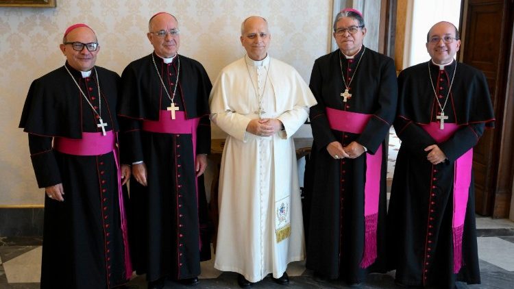 Foto de grupo do Santo Padre com a presid&ecirc;ncia da Confer&ecirc;ncia Episcopal Venezuelana.