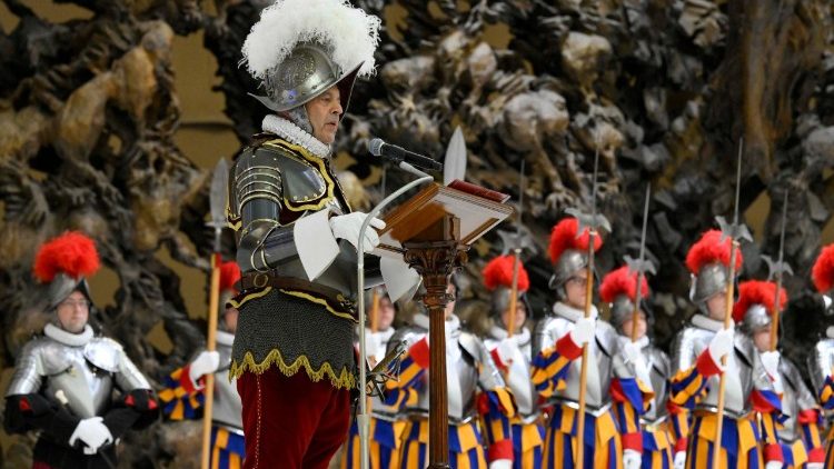 Il colonnello Christoph Graf pronuncia il suo discorso davanti a Leone XIV in Aula Paolo VI. 