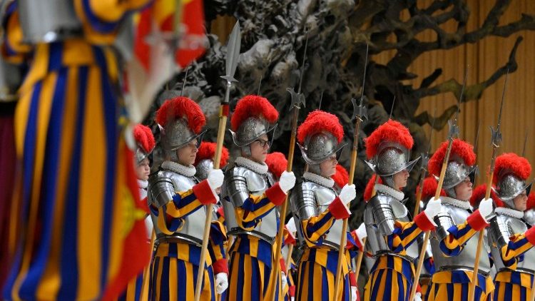 Dzisiejsi gwardziści zobowiązują się chronić papieża i jego następc&oacute;w