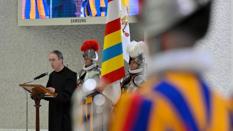 Il discorso del cappellano delle Guardie Svizzere.