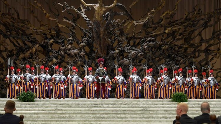 Le reclute della Guardia Svizzera Pontificia schierate in Aula Paolo VI.
