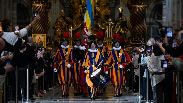 Salida en procesi&oacute;n al concluir la celebraci&oacute;n eucar&iacute;stcia
