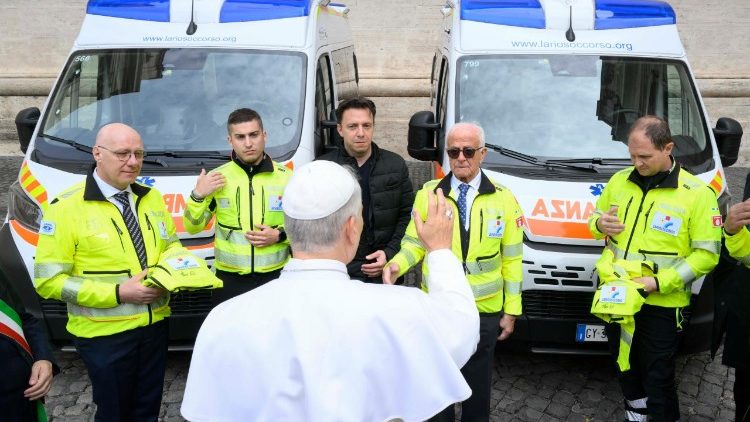 Il Papa benedice due ambulanze