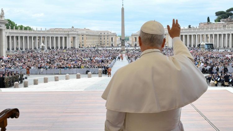 Il Papa saluta i fedeli