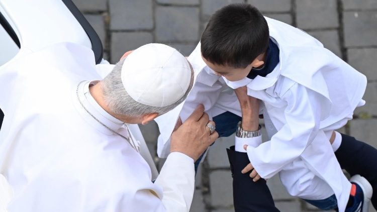 El Papa acoge a un ni&ntilde;o durante su recorrido por la Plaza de San Pedro
