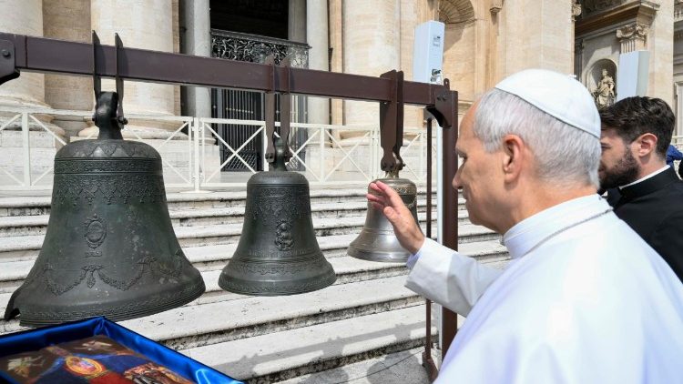 Il Papa benedice la nuova campana del santuario parrocchia di Santa Maria di Costantinopoli, nella diocesi di Aversa