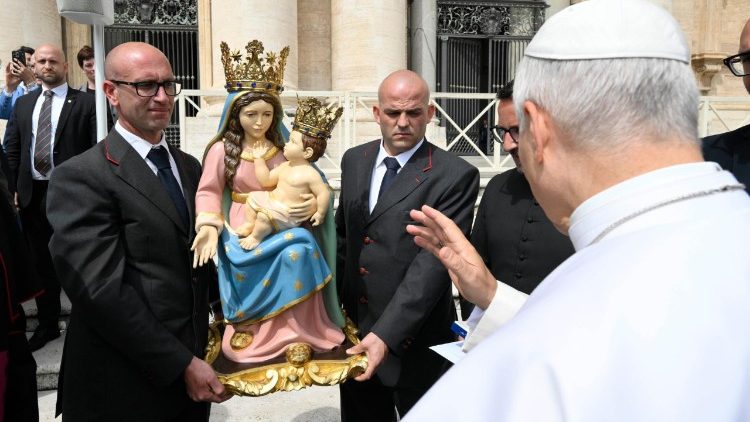 A imagem de Nossa Senhora da Gruta recebe bênção do Papa em 6 de maio, na Praça São Pedro
