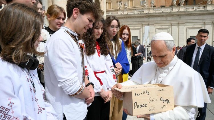 Il Papa con gli studenti di un liceo di Kyiv