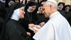 Siostry benedyktynki samarytanki podczas spotkania z Papieżem