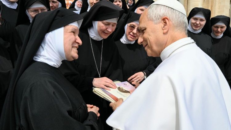 Siostry benedyktynki samarytanki podczas spotkania z Papieżem