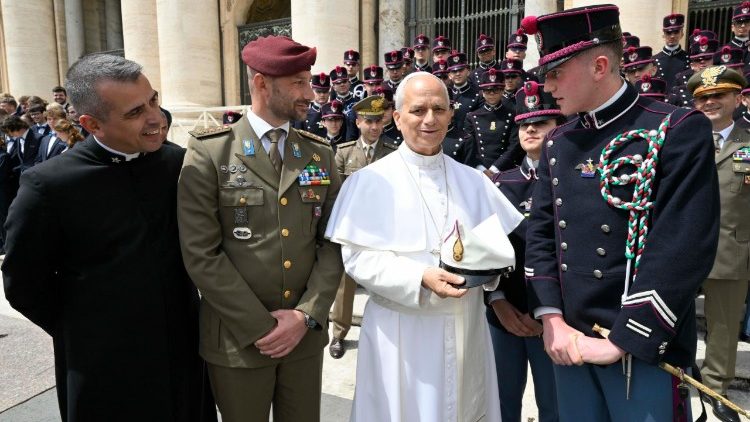 Il Papa benedice una versione bianca del cappello tipico del Corso della Scuola Militare “Nunziatella”