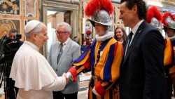 O Papa durante o encontro com os membros da Guarda Suíça Pontifícia