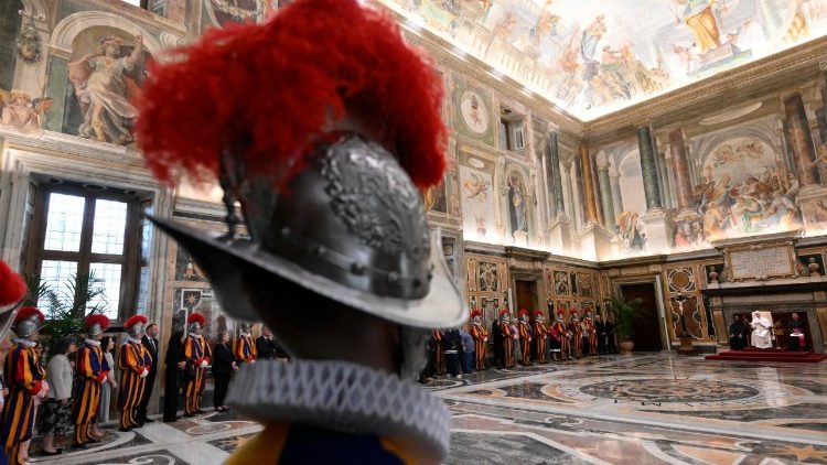 Le&oacute;n XIV saluda a los Guardias Suizos Pontificios y sus familiares, jueves 7 de mayo de 2026