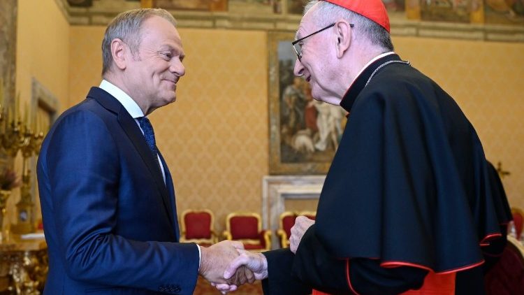 Le cardinal Pietro Parolin s'entretenant avec Donald Tusk. 
