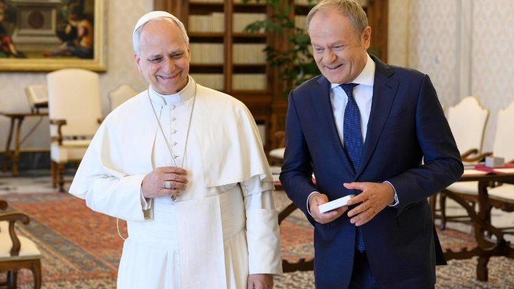 Le Pape Léon XIV et le Premier ministre polonais Donald Tursk au Vatican, le 7 mai 2026.