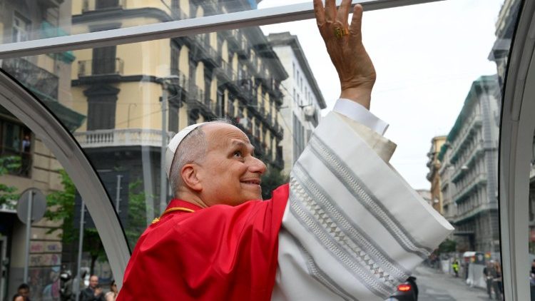 Papst Leo XIV. auf dem Weg zum Dom von Neapel