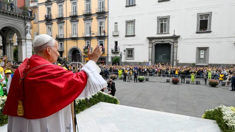 Der Papst vor dem Dom von Neapel