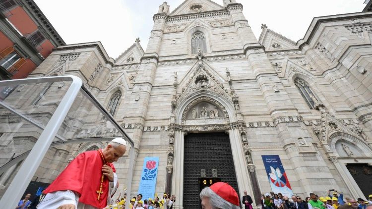 Papst Leo XIV. vor dem Dom von Neapel