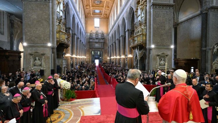 Der Besuch des Papstes im Dom von Neapel