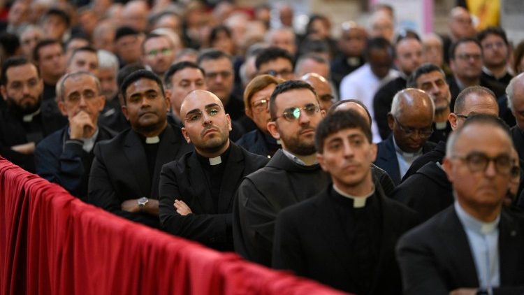 Encontro do Papa Le&atilde;o XIV na Catedral de N&aacute;poles com o Clero e pessoas consagradas