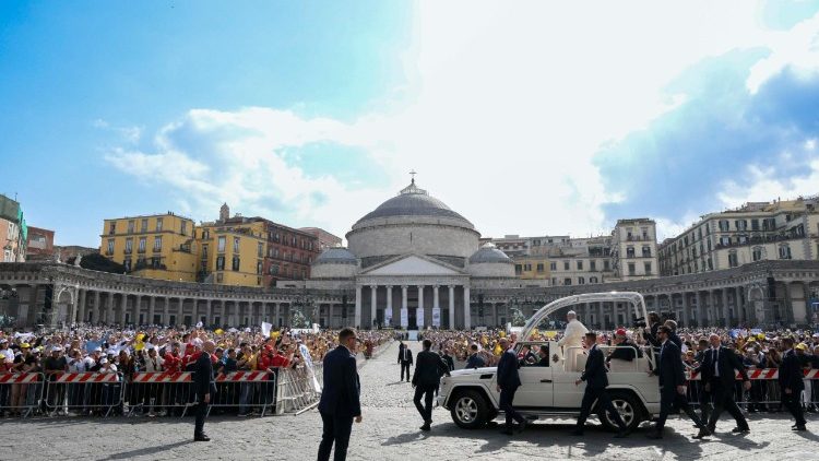 Příjezd papeže Lva XIV. na Piazza del Plebiscito v centru Neapole