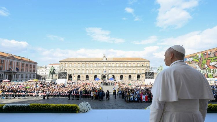 Au terme de sa visite pastorale à Naples, le Pape Léon XIV a salué près de 50 000 citoyens rassemblés au cœur de l’imposante Piazza del Plebiscito, le 8 mai 2026. 