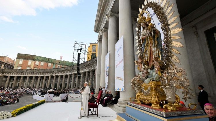 Il Papa in Piazza del Plebiscito a Napoli