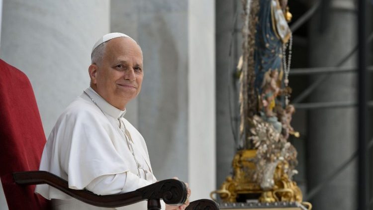 El Papa entusiasta ante la c&aacute;lida bienvenida de N&aacute;poles.