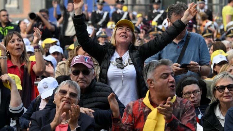 La espontaneidad y alegr&iacute;a proverbiales del pueblo napolitano reciben al Papa