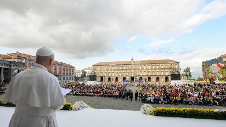 El Papa ante una Plaza del Plebiscito repleta de napolitanos