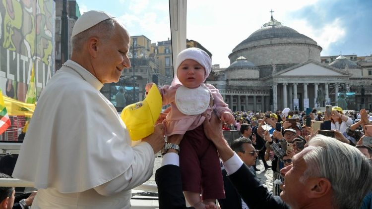 Il giro tra i fedeli raccolti in Piazza del Plebiscito