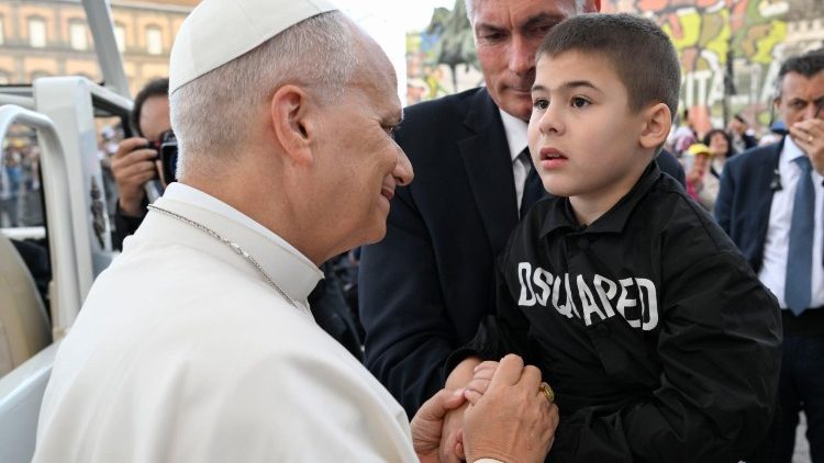 Il Papa saluta un bambino