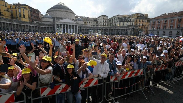The citizens of Naples in Piazza del Plebiscito with the Pope