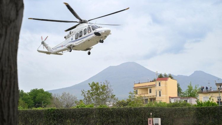 Cesta vrtuln&iacute;kem v r&aacute;mci past&yacute;řsk&eacute; cesty do Pompej&iacute; a Neapole, 8. 5. 2026
