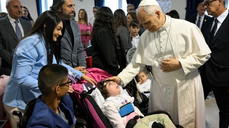 Il Papa saluta Maria Rosaria e Matteo. 