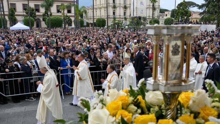 Liturgick&yacute; průvod před pompejskou bazilikou