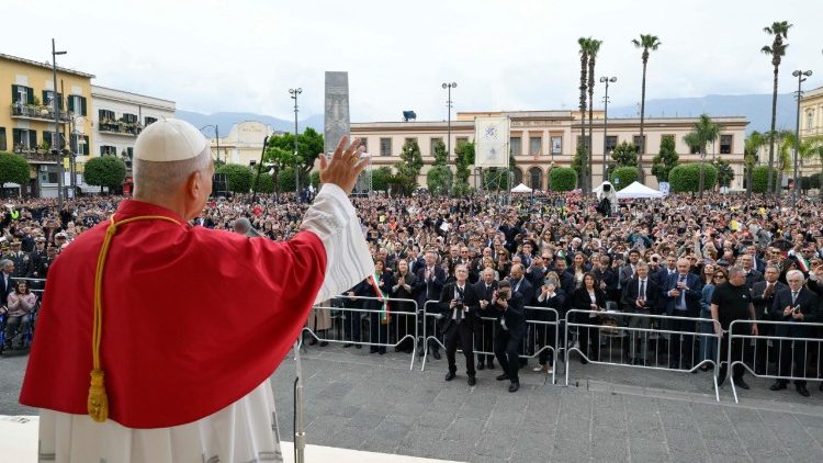 Il Papa saluta l'assemblea prima di iniziare il giro in papamobile. 
