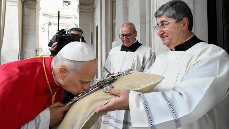 El Papa besa la cruz a su llegada al Santuario de Pompeya