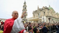 Il Papa saluta i fedeli in piazza Bartolo Longo, durante il suo giro in papamobile per le stradine di Pompei.