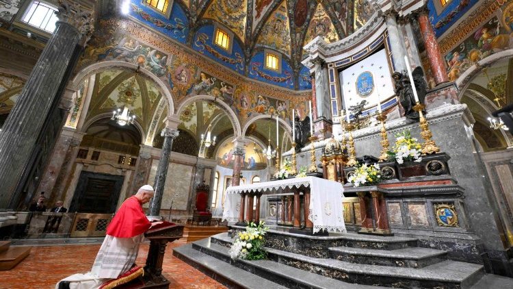 Lev XIV. se modlí v Bazilice P. Marie Růžencové v Pompejích