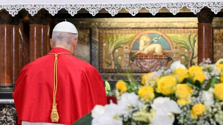 El Papa en oraci&oacute;n